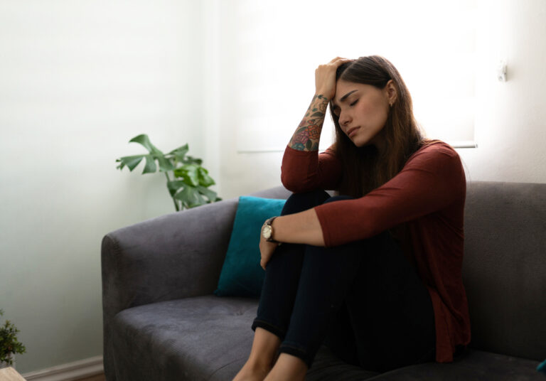 תמונה של אישה יושבת, עצובה, מרגישה בודדה בחיי הנישואין